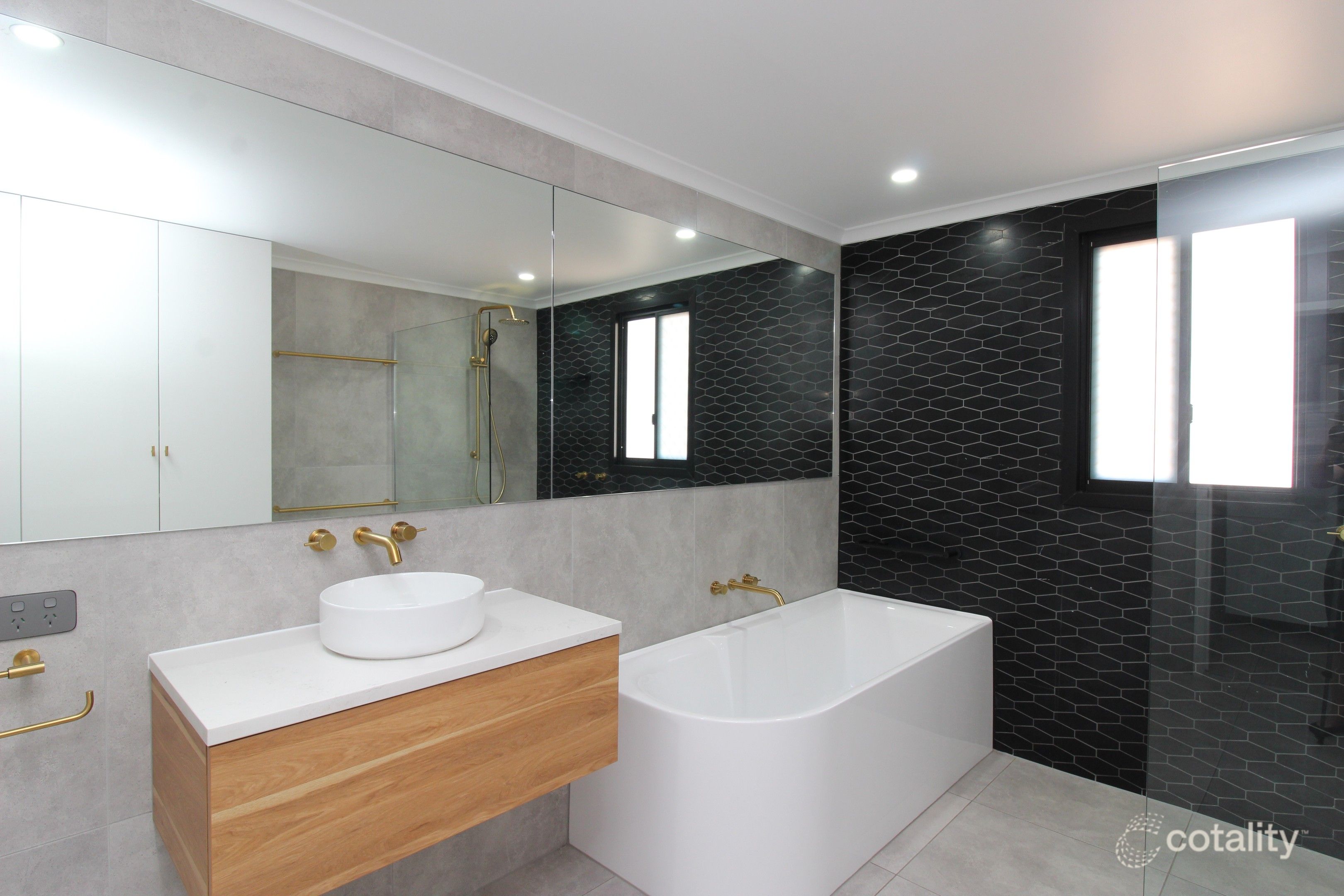 11 Beverly Lane, Mornington, QLD 4825