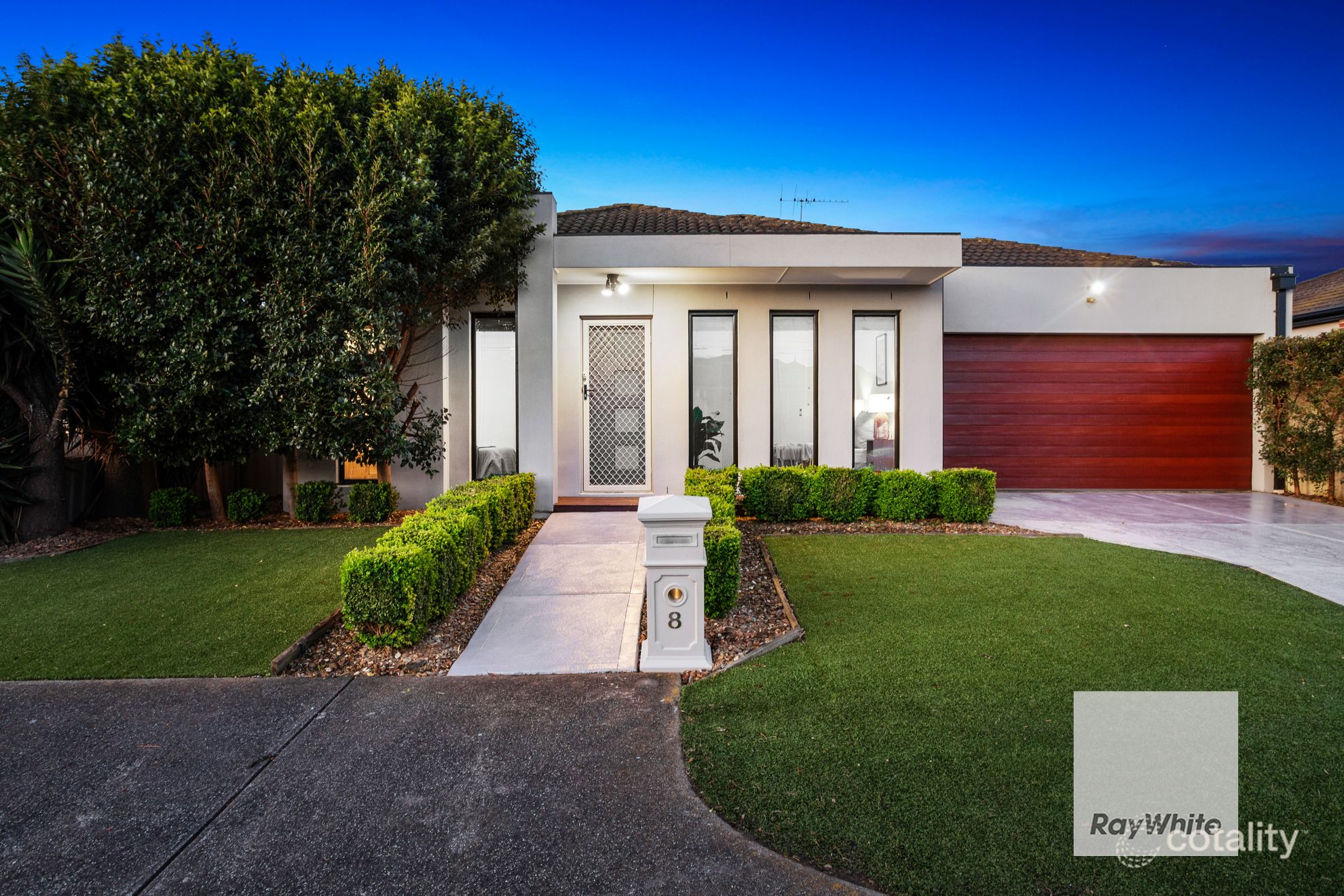 8 Balmoral Cl, Hillside, VIC 3037