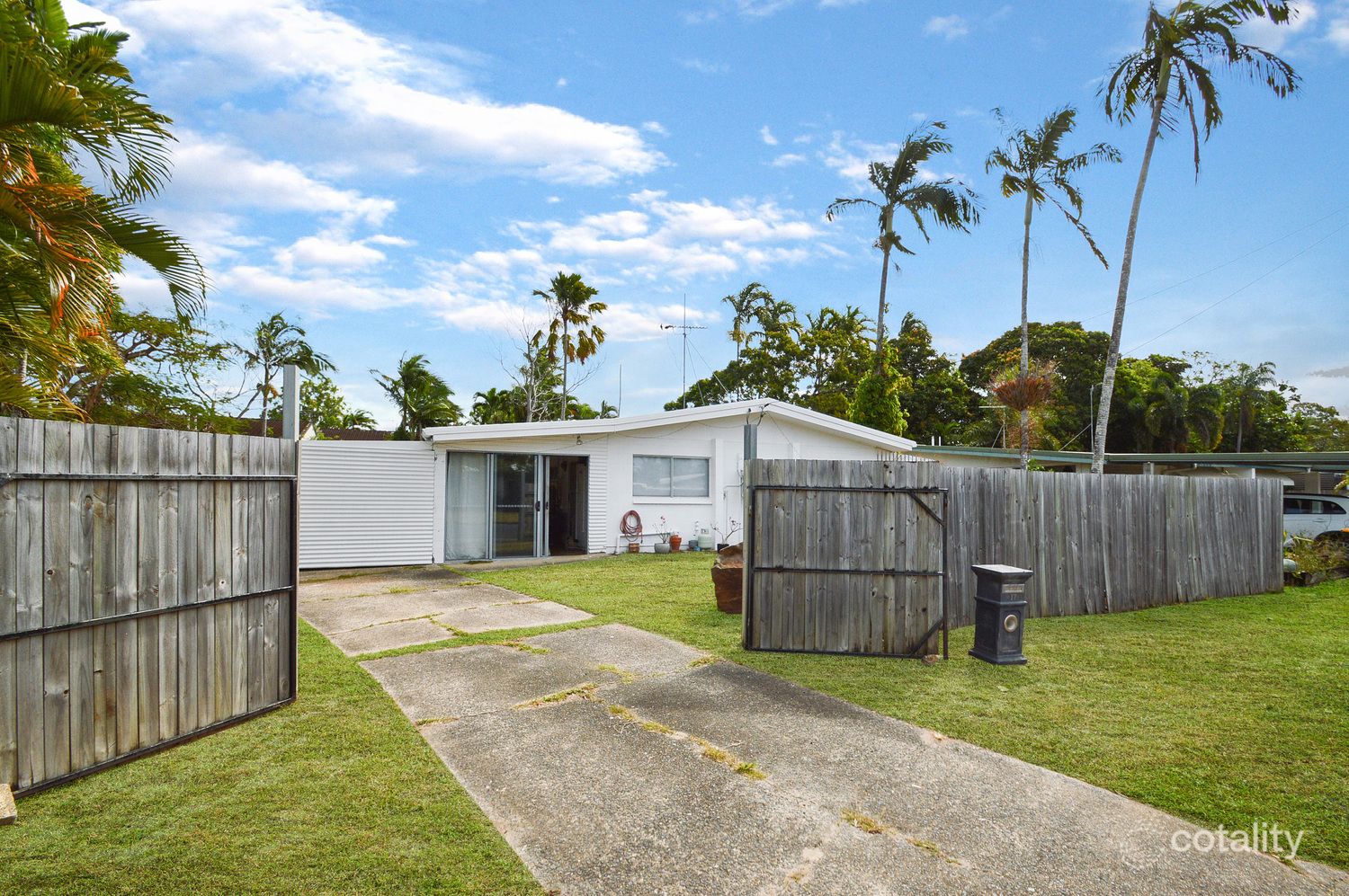 17 Bamboo St, Holloways Beach, QLD 4878