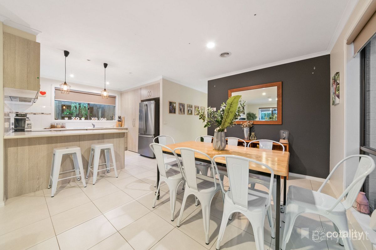 11 Ash Cres, Pakenham, VIC 3810