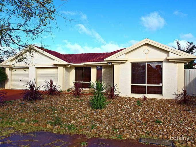 52 Chisholm Dr, Caroline Springs, VIC 3023