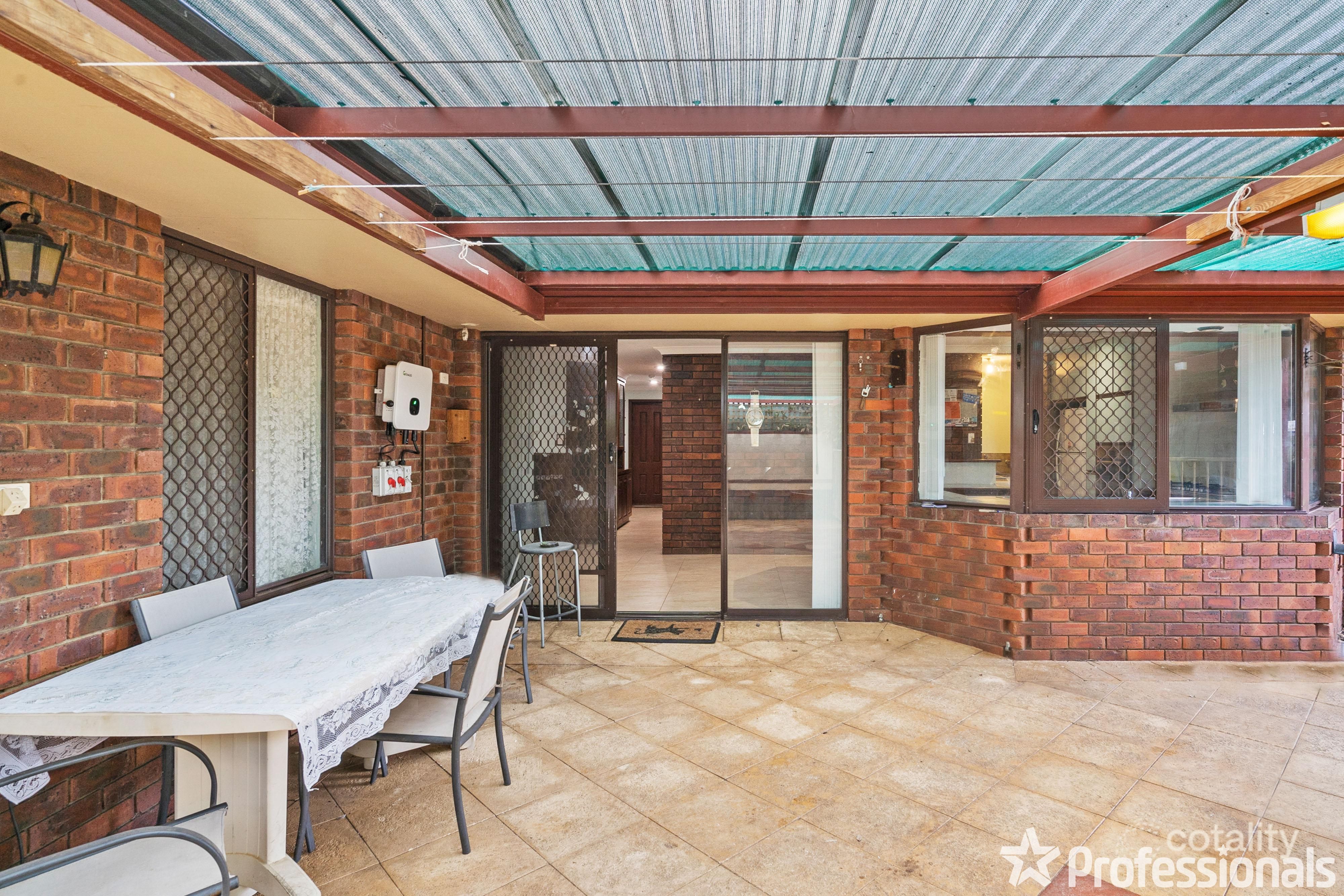 2 Chancery Ct, Forrestfield, WA 6058