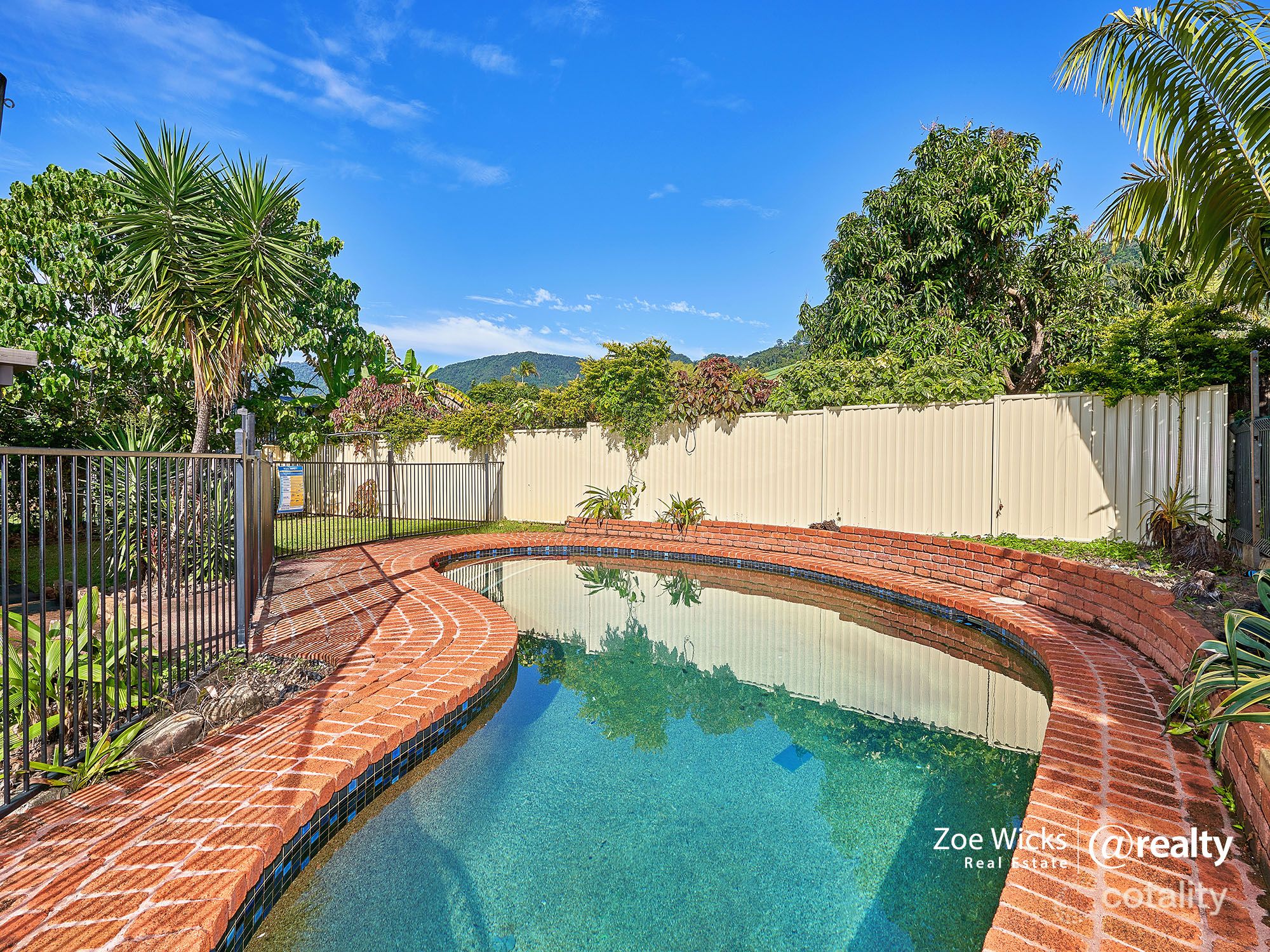 7 Holly St, Mooroobool, QLD 4870