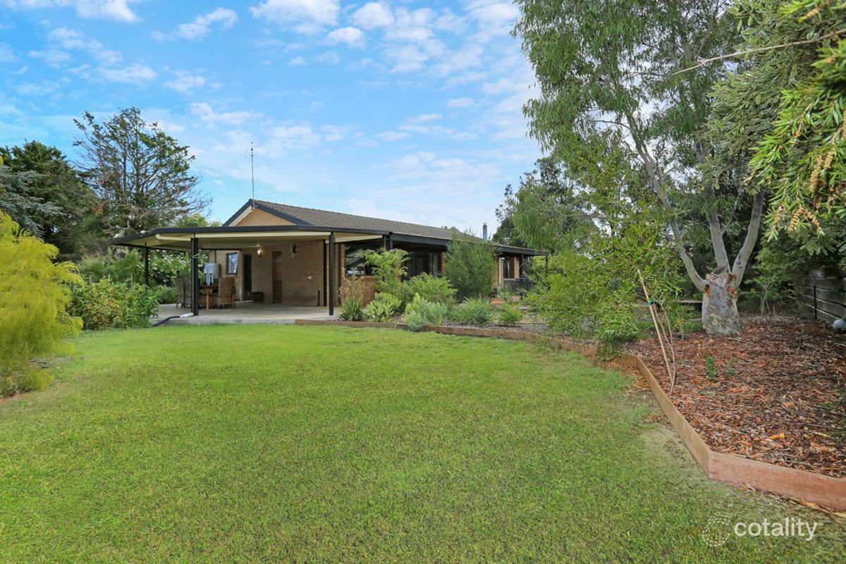 24 Mount Rd, Mortlake, VIC 3272