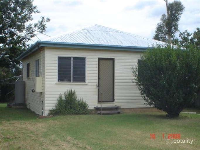 16 Lennon St, Texas, QLD 4385