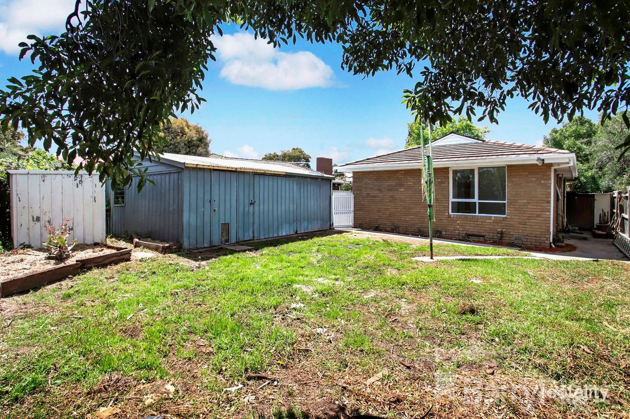 39 Burnleigh Dr, Gladstone Park, VIC 3043