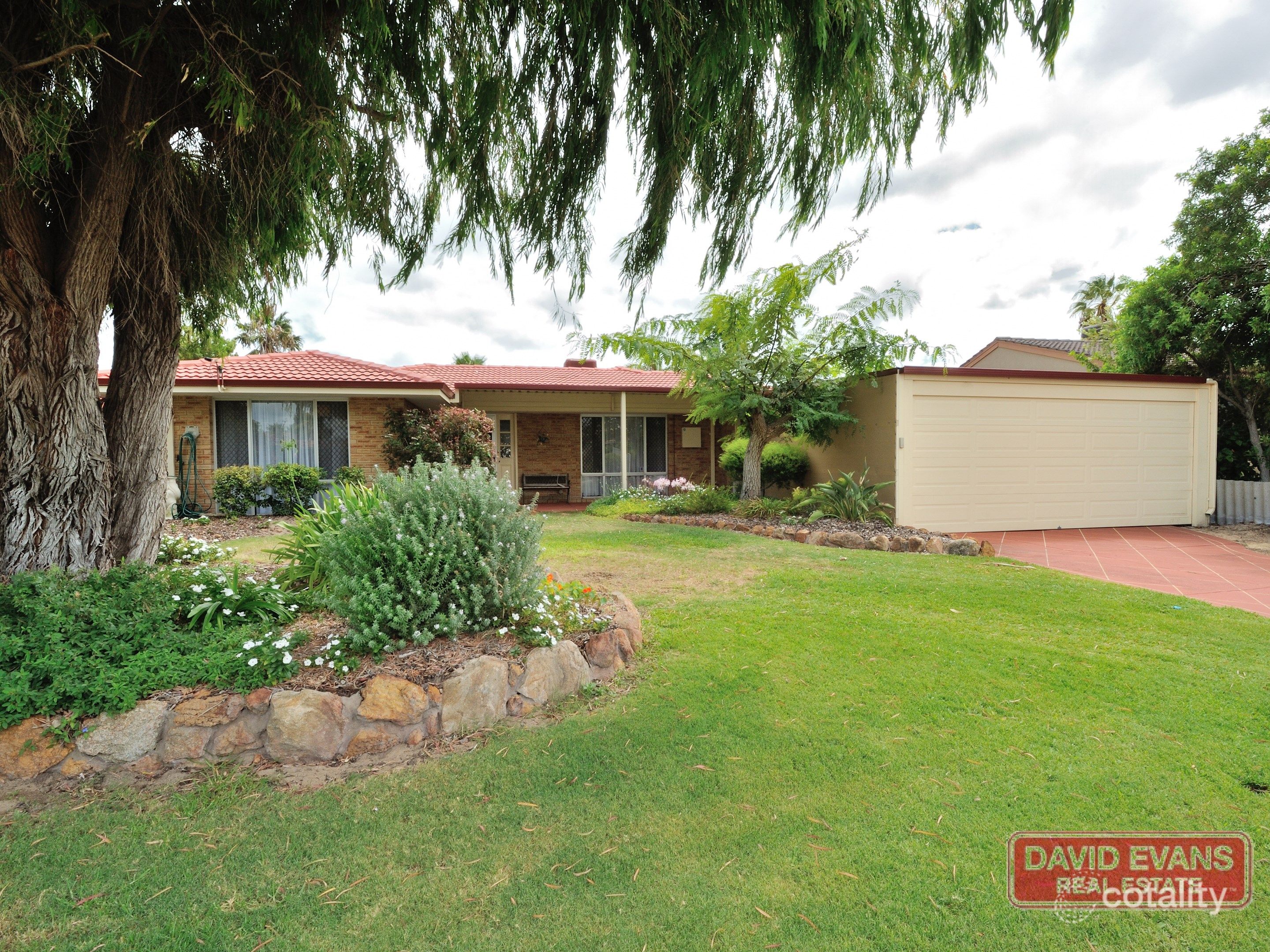 32 Holcombe Rd, Warnbro, WA 6169