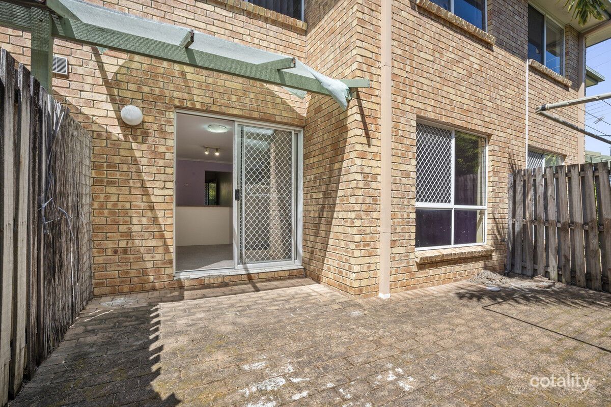 2/6 Harley St, Labrador, QLD 4215