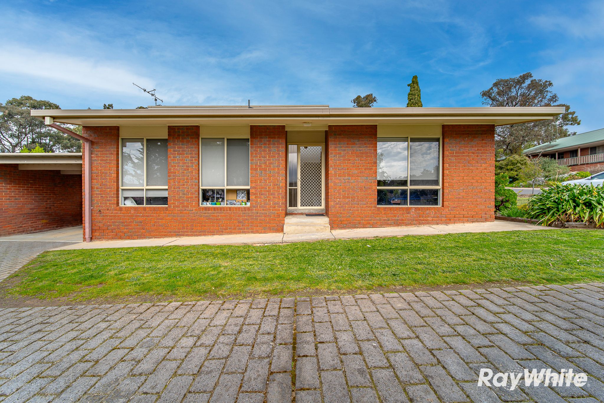 1/9 Akoonah Dr, Golden Square, VIC 3555