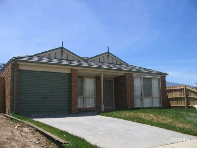 9 Wakenshaw Cres, Pakenham, VIC 3810