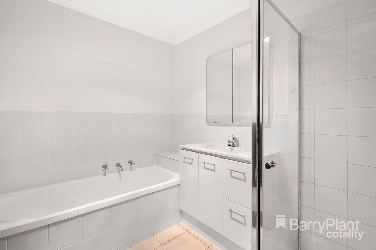 2/1 Sandown Cl, Mill Park, VIC 3082