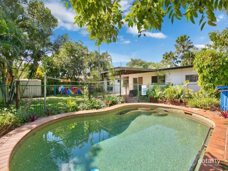 21 Maple St, Holloways Beach, QLD 4878