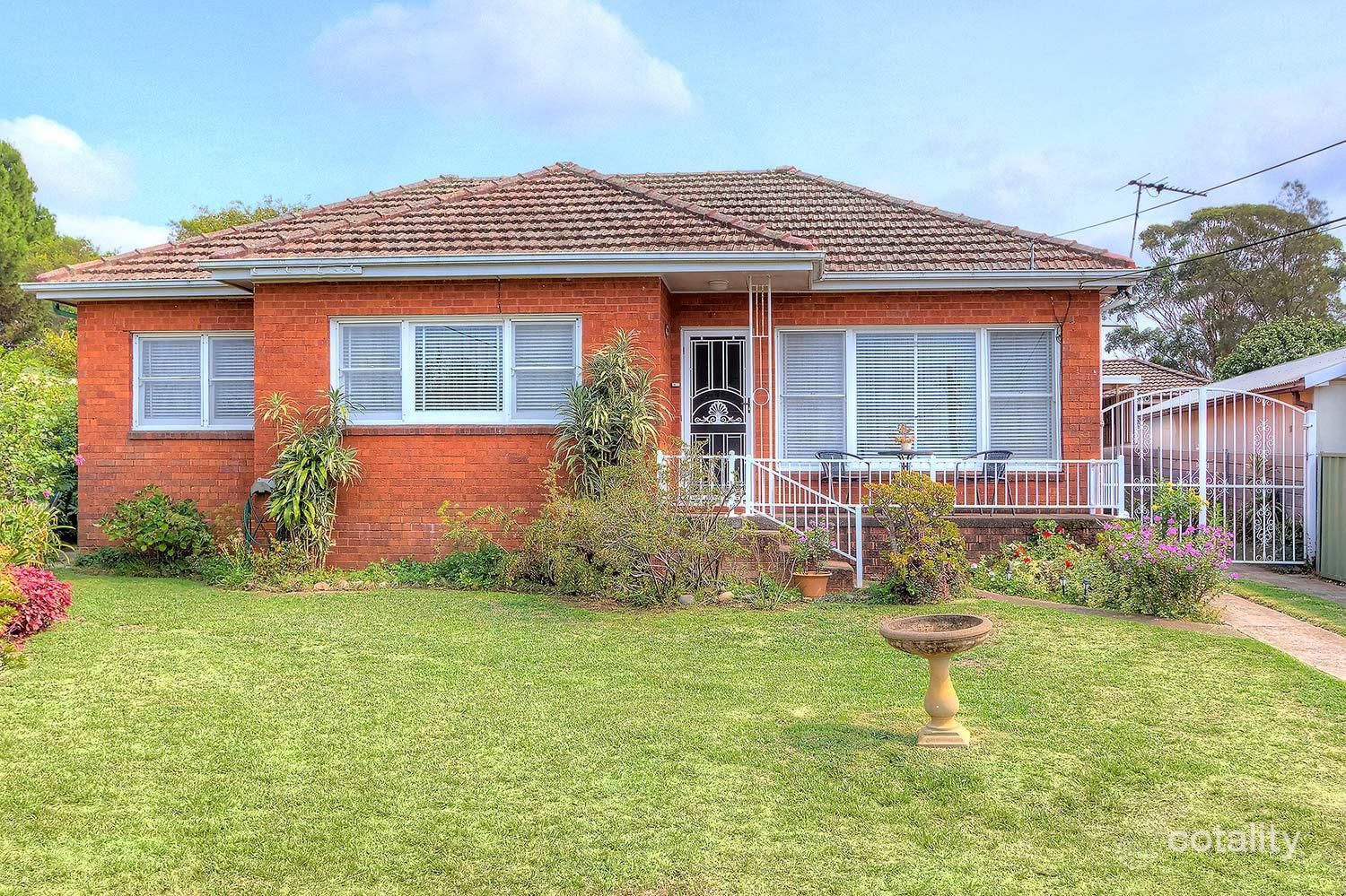 6 Comber Cres, Pendle Hill, NSW 2145