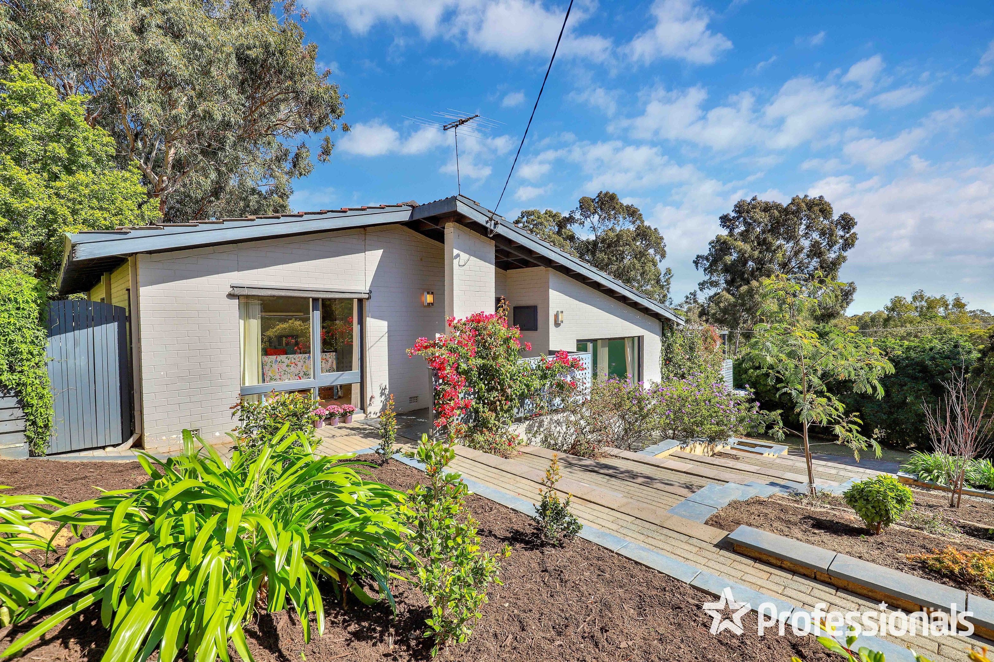 6 Savage Rd, Kelmscott, WA 6111