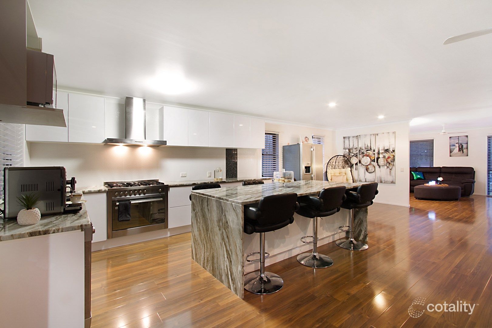 8 Cobb & Co Dr, Oxenford, QLD 4210