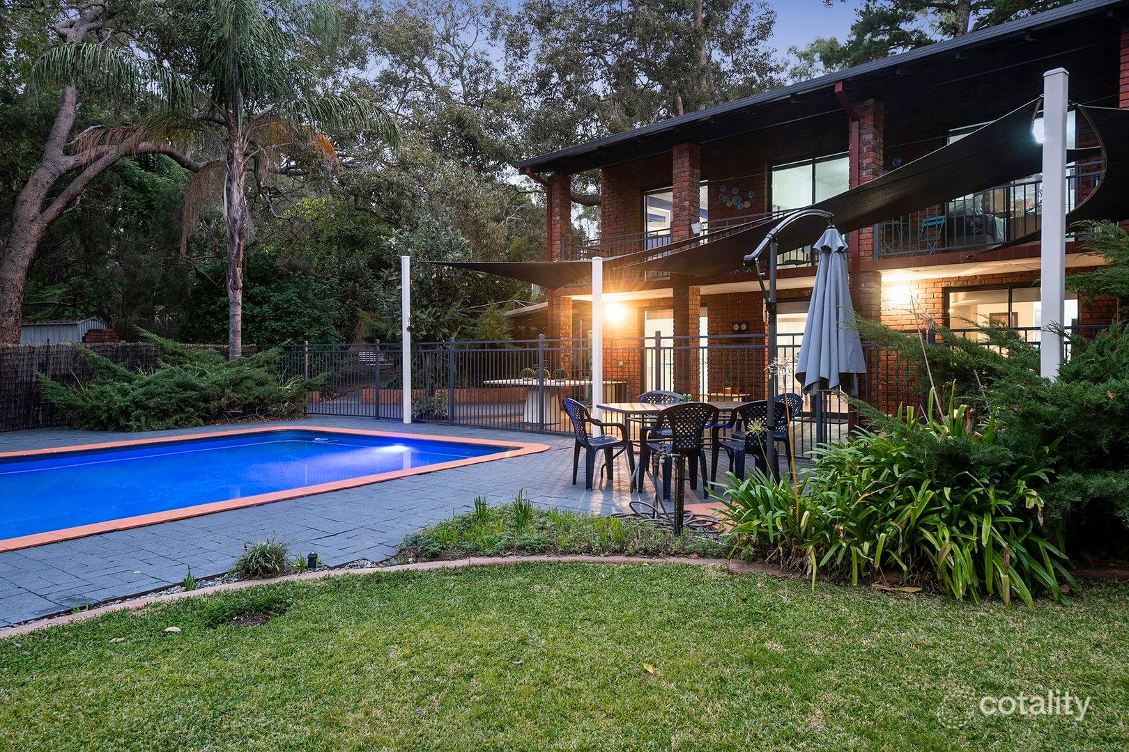 16 Hope Cres, Lesmurdie, WA 6076