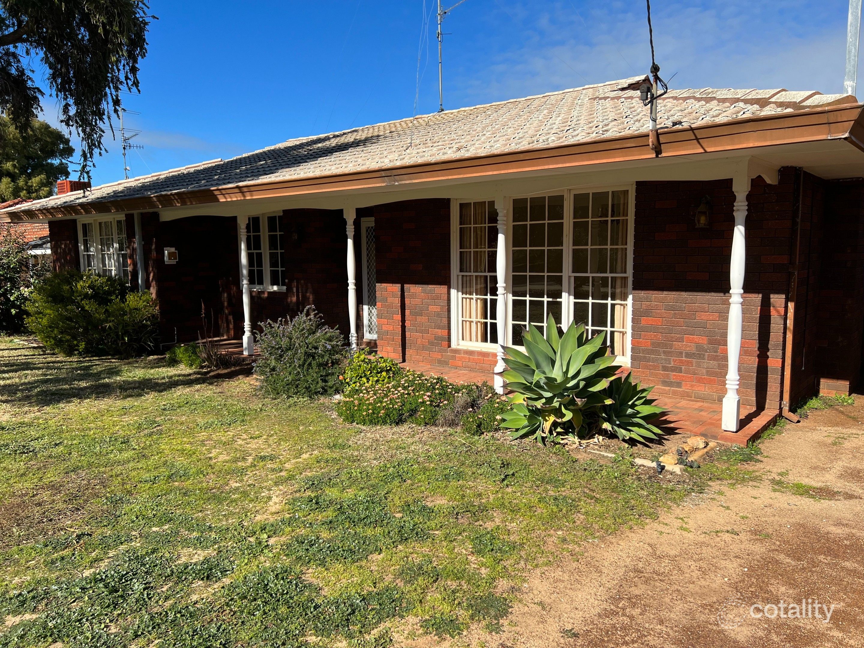 6 Centenary Ave, Corrigin, WA 6375