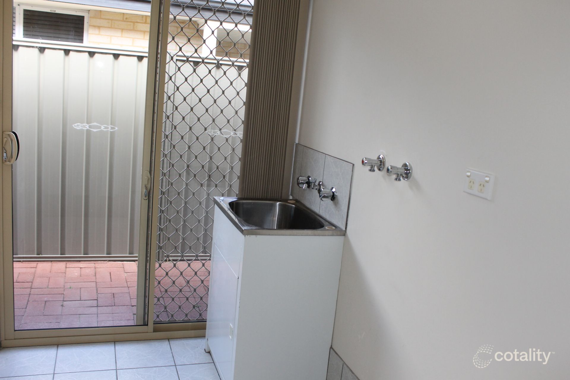 220 Lyon Rd, Aubin Grove, WA 6164