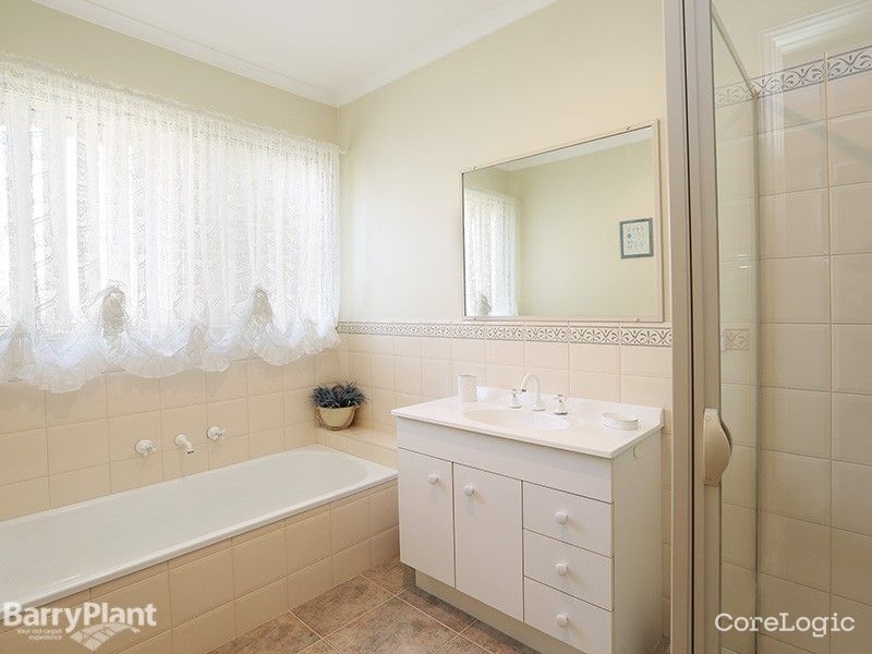 8 Waiora Ave, Hamlyn Heights, VIC 3215