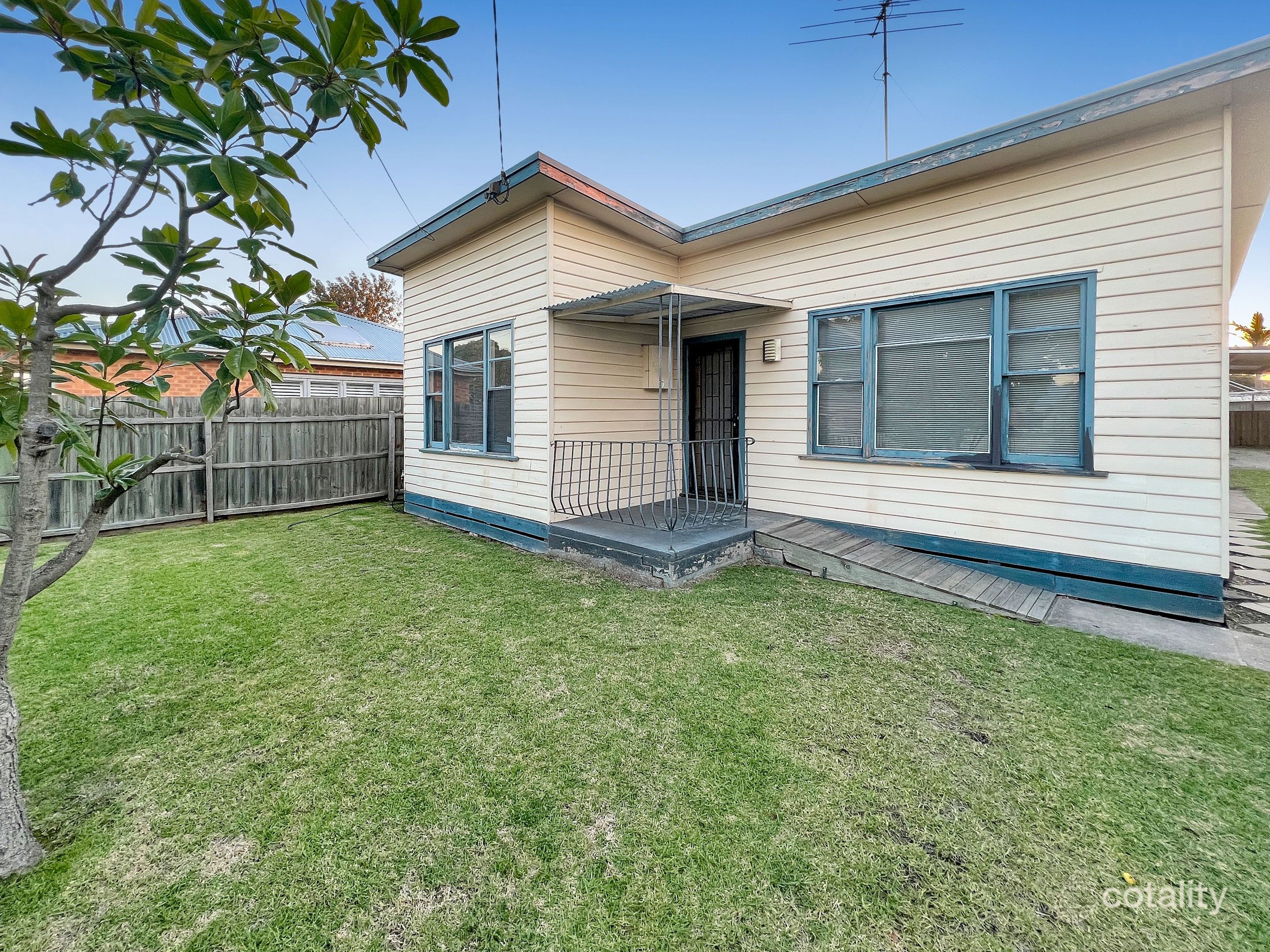 8 Johnston Ave, Newcomb, VIC 3219