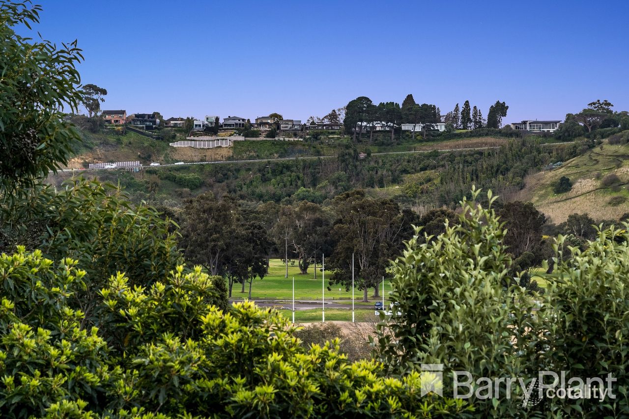 18 Manor Cres, Highton, VIC 3216