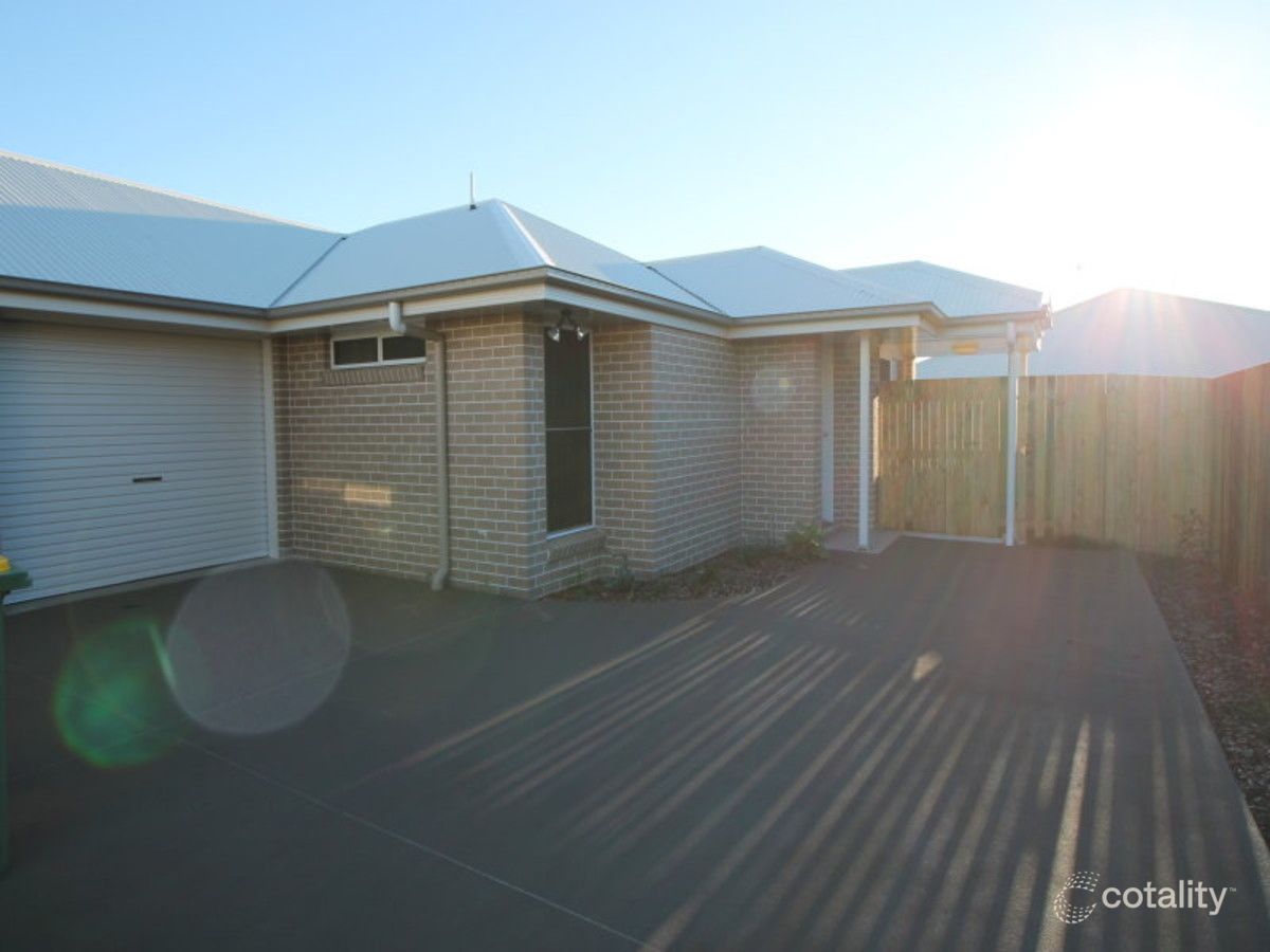 2/231 Greenwattle St, Cranley, QLD 4350