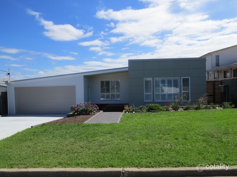 13 Hill Crest Way, Lake Tyers Beach, VIC 3909