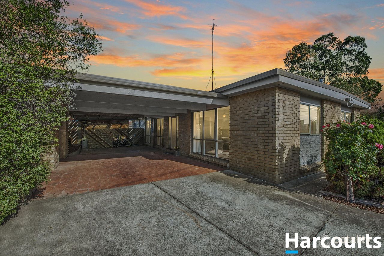 4 Tarn Pl, Wendouree, VIC 3355