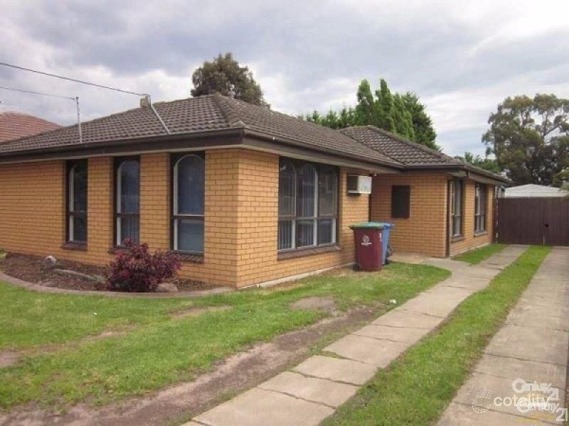 19 Ainsleigh Ct, Cranbourne, VIC 3977