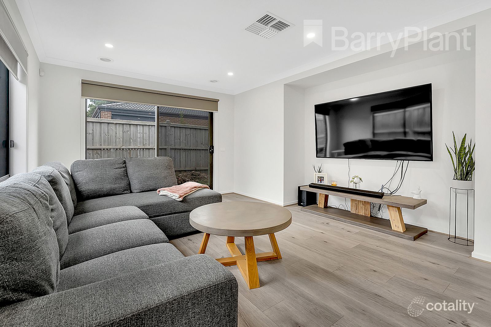 9 Hues St, Mickleham, VIC 3064