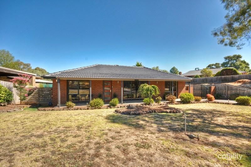 18 Eastwood Cres, Mooroolbark, VIC 3138