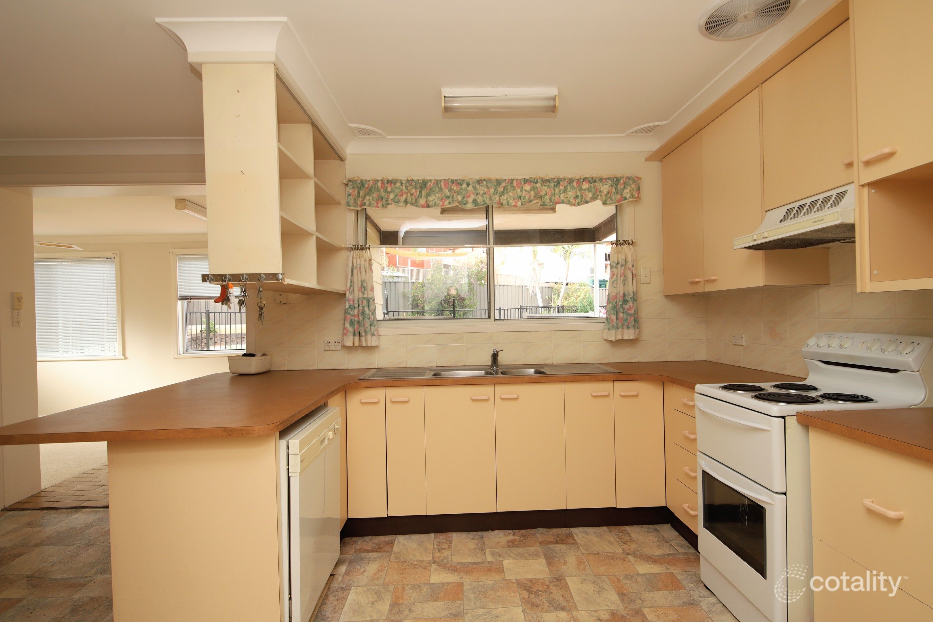 12 Lincoln Rd, Georges Hall, NSW 2198