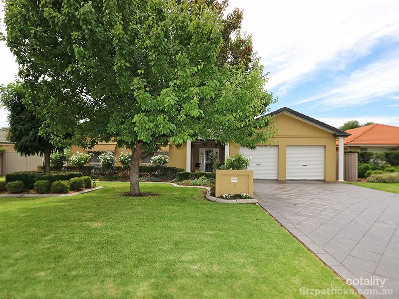 3 Raeburn Cres, Lake Albert, NSW 2650