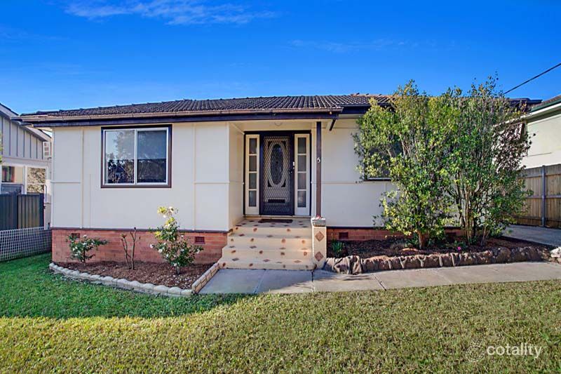 5 Dan St, Campbelltown, NSW 2560