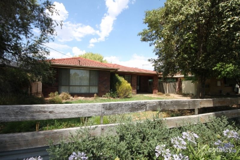 16 Lake St, Lake Albert, NSW 2650