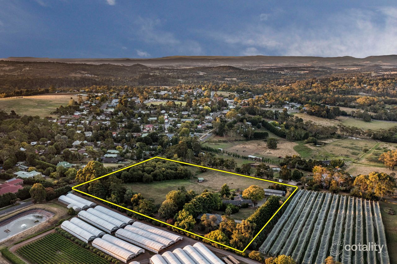 65 Beenak Rd, Wandin North, VIC 3139