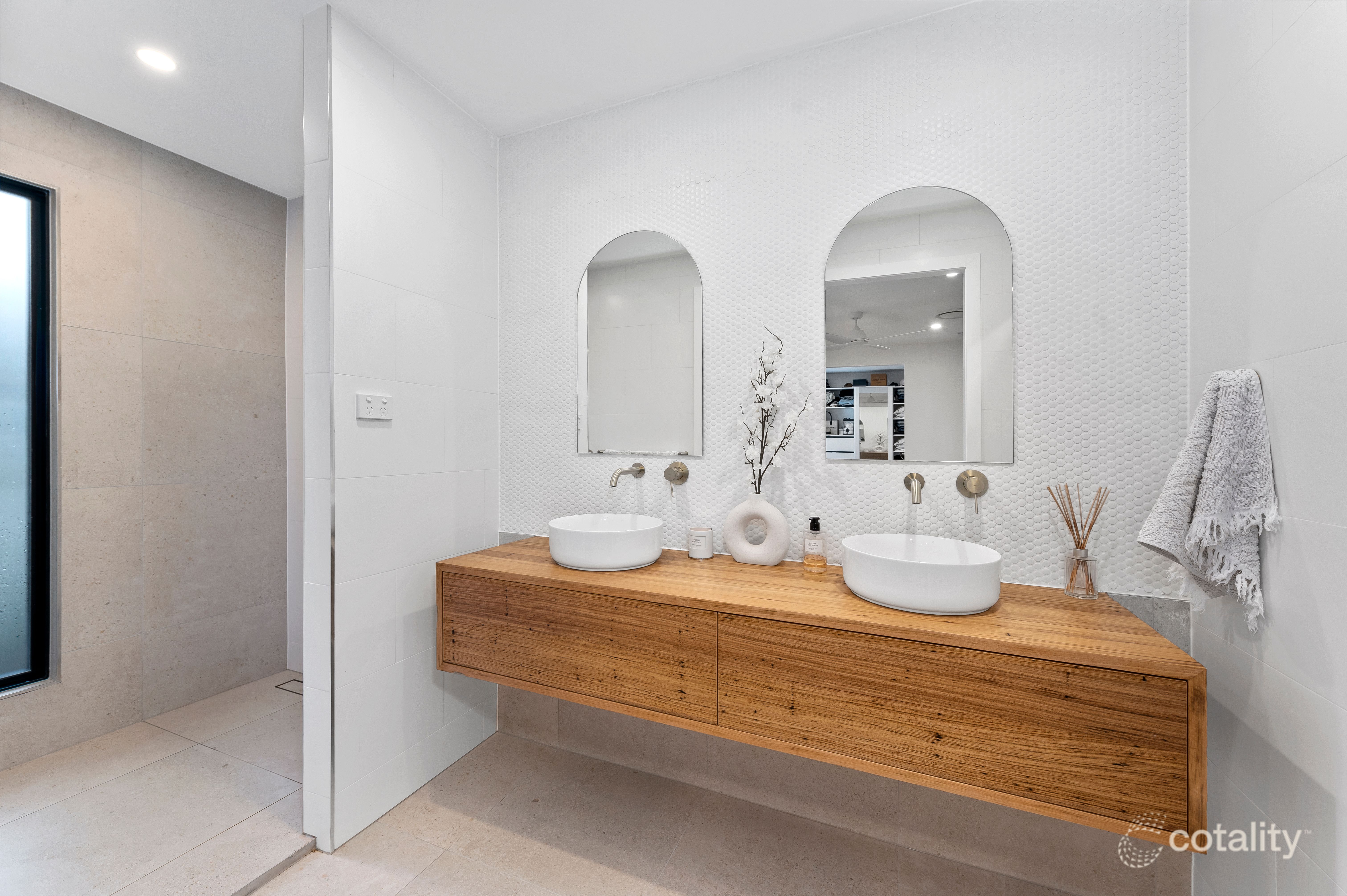 9 Cresta Ct, Broadbeach Waters, QLD 4218