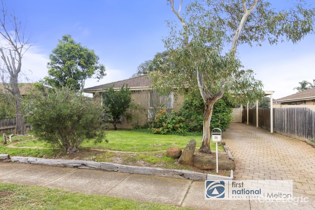 35 Lachlan Rd, Melton South, VIC 3338
