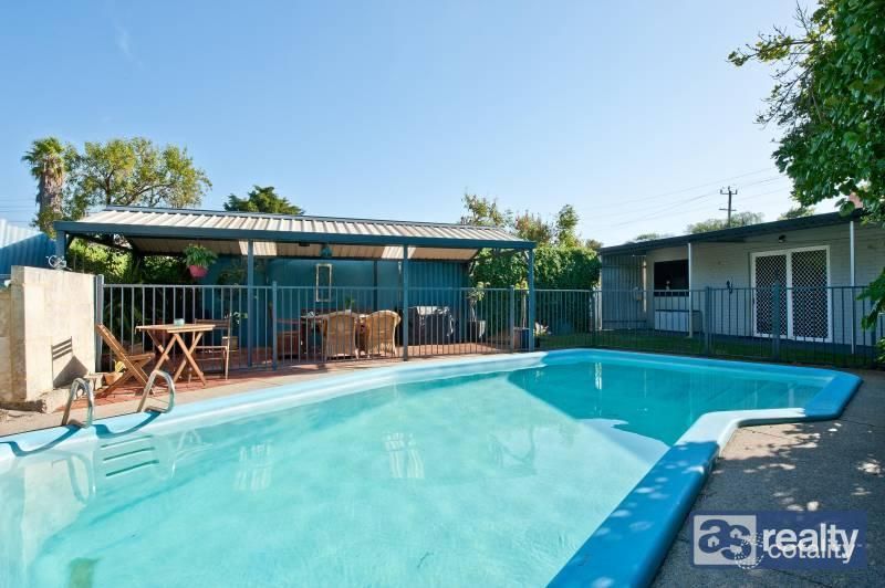 4 Irwin Rd, Embleton, WA 6062