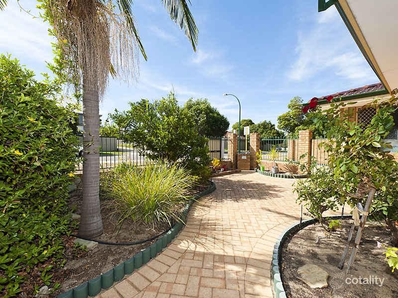 21 Coogee Rd, Lake Coogee, WA 6166