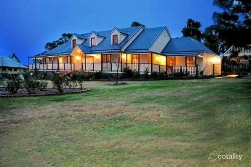 4 Benwerrin Cres, Grasmere, NSW 2570