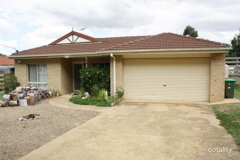 33 Reynolds Gr, Romsey, VIC 3434