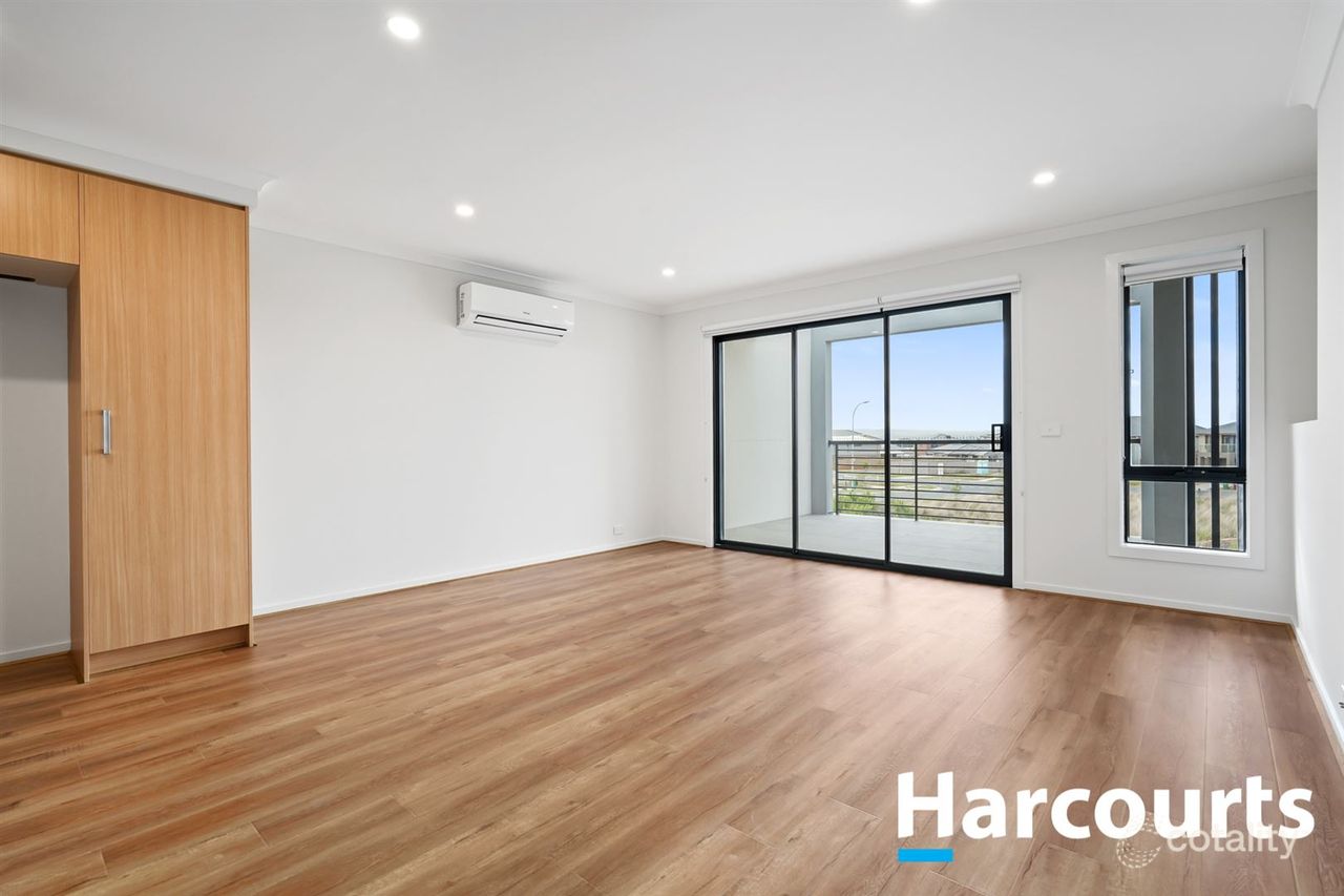 2 Helensburch Passage, Cranbourne West, VIC 3977