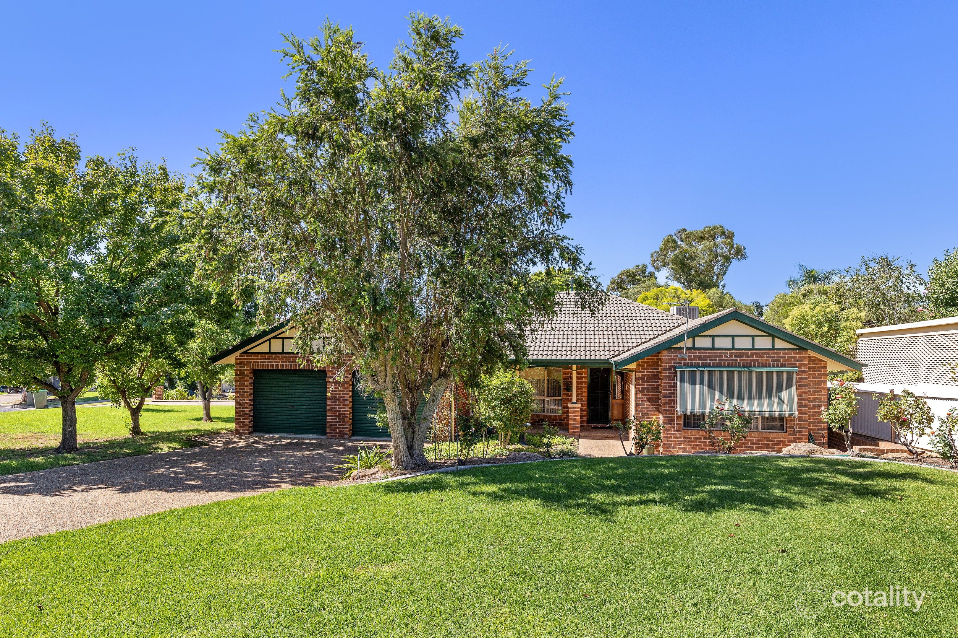 9 Honeysuckle Pl, Lake Albert, NSW 2650