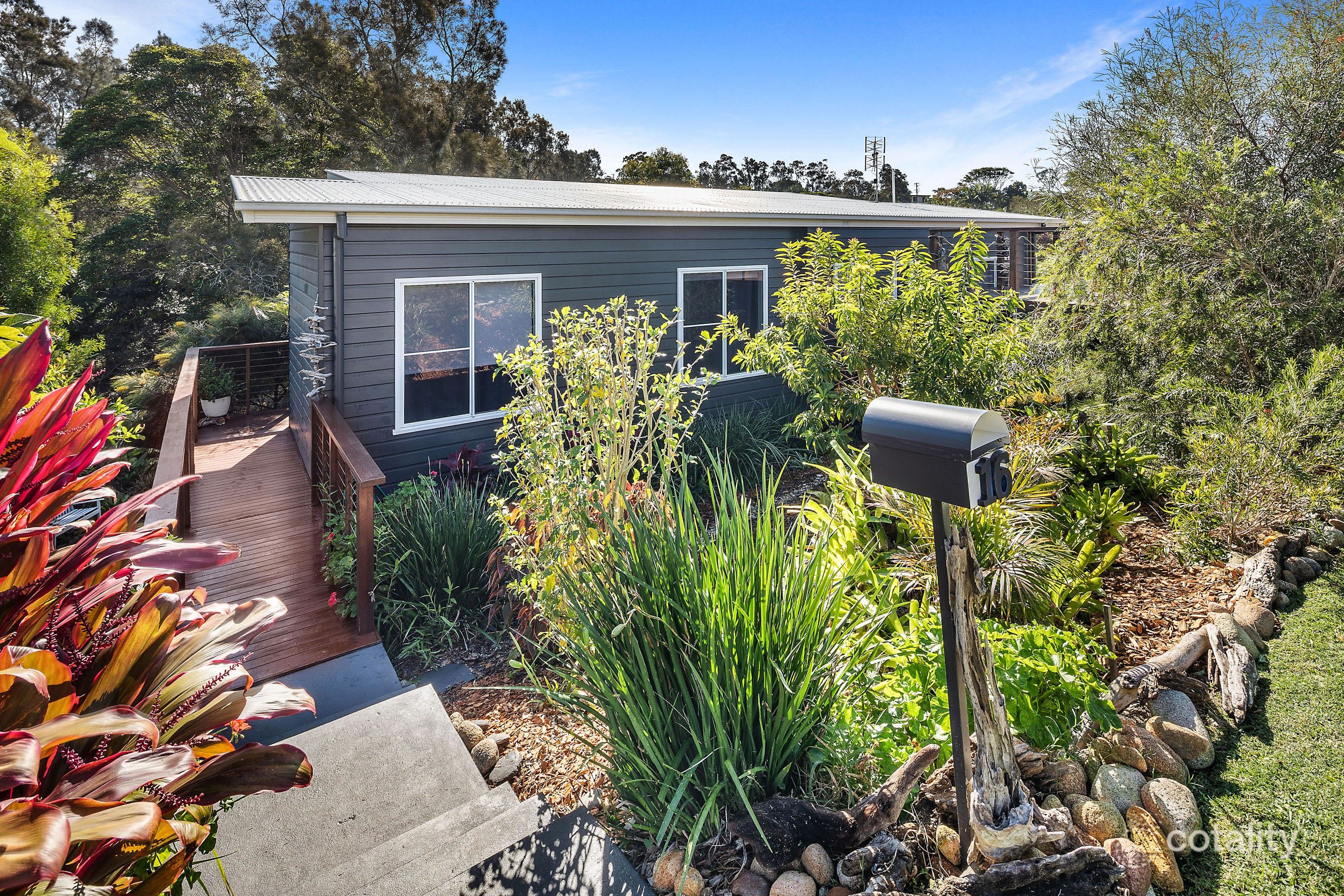 16 River Oak Cres, Scotts Head, NSW 2447