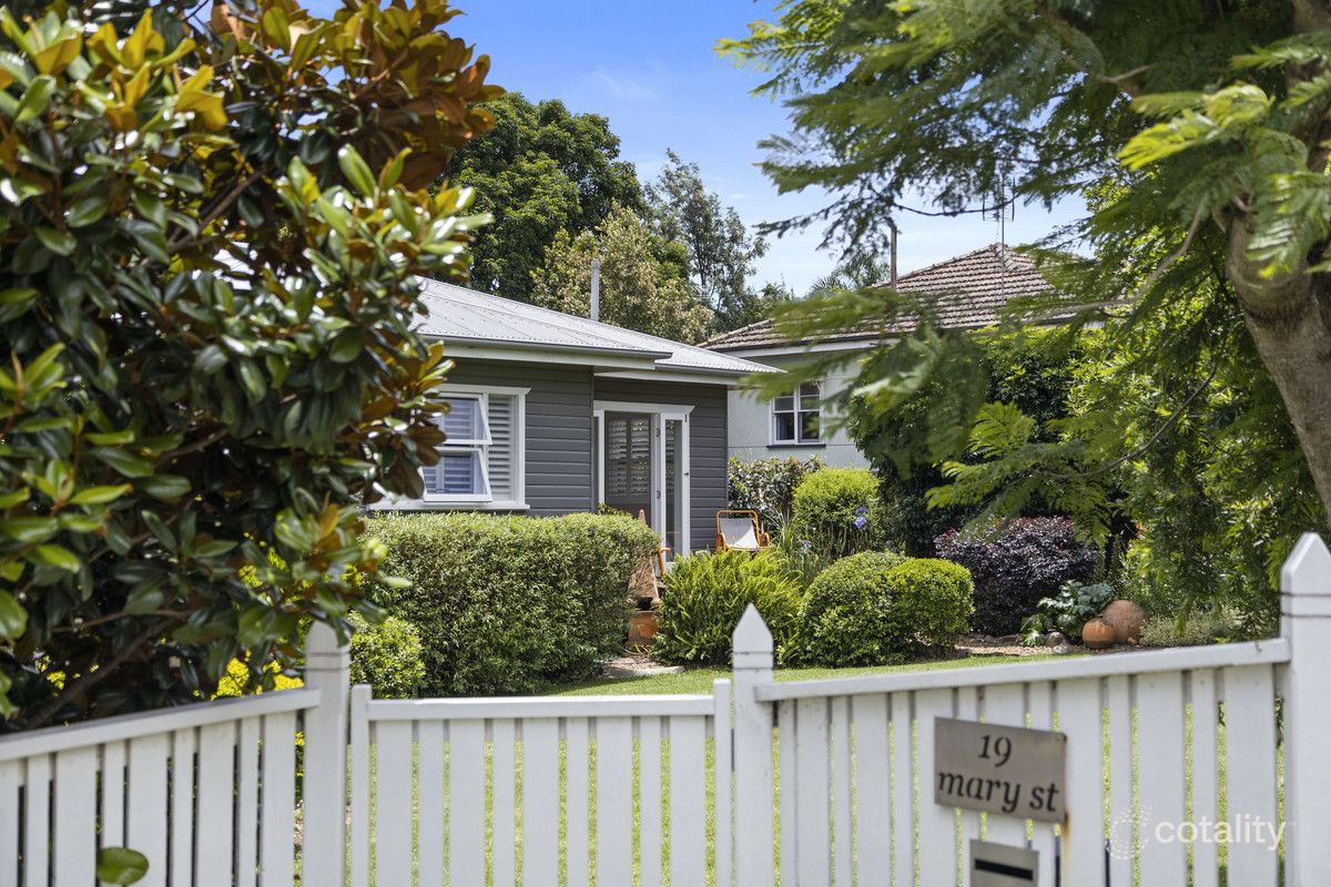 19 Mary St, Mount Lofty, QLD 4350