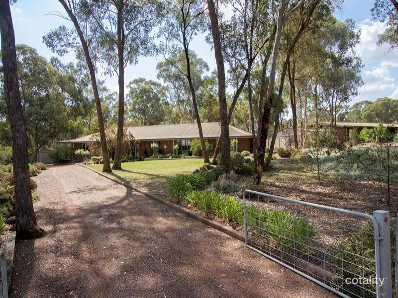 1 Cedar Dr, Ascot, VIC 3551