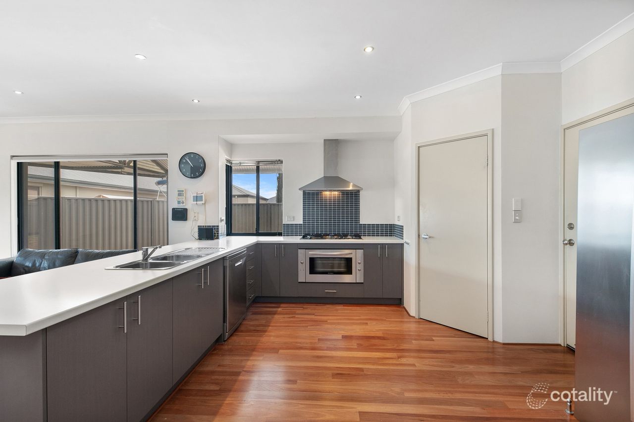 32 Coogee Rd, Lake Coogee, WA 6166