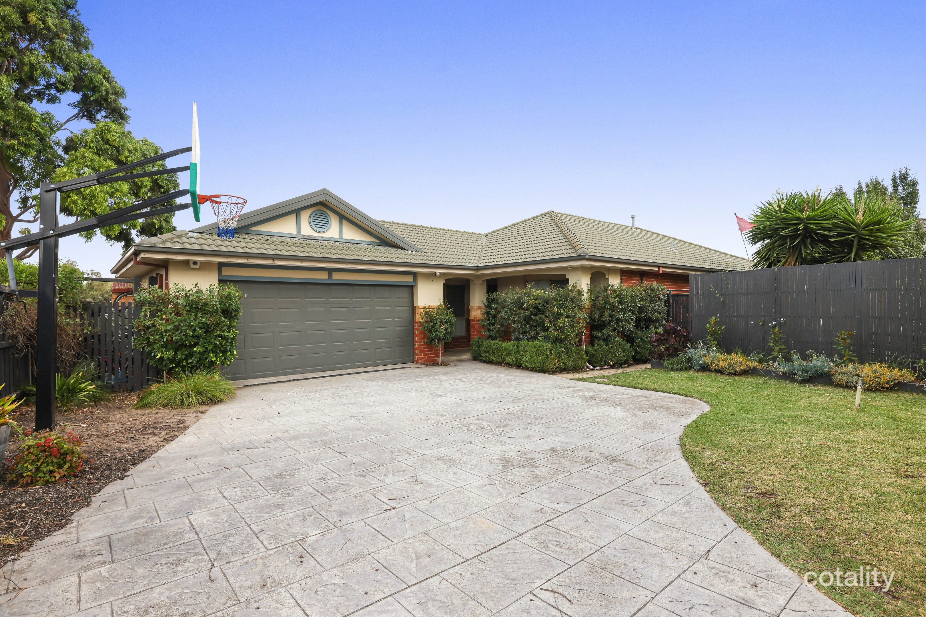 8 Paisley Ct, Gowanbrae, VIC 3043
