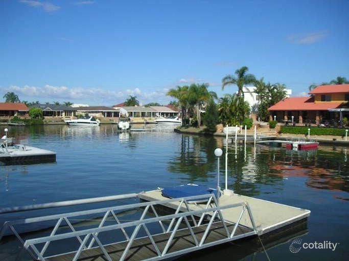 8 Pebble Beach Dr, Runaway Bay, QLD 4216